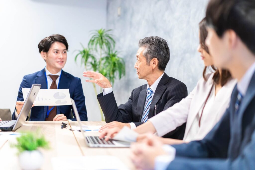 社員が打ち合わせを行なっている