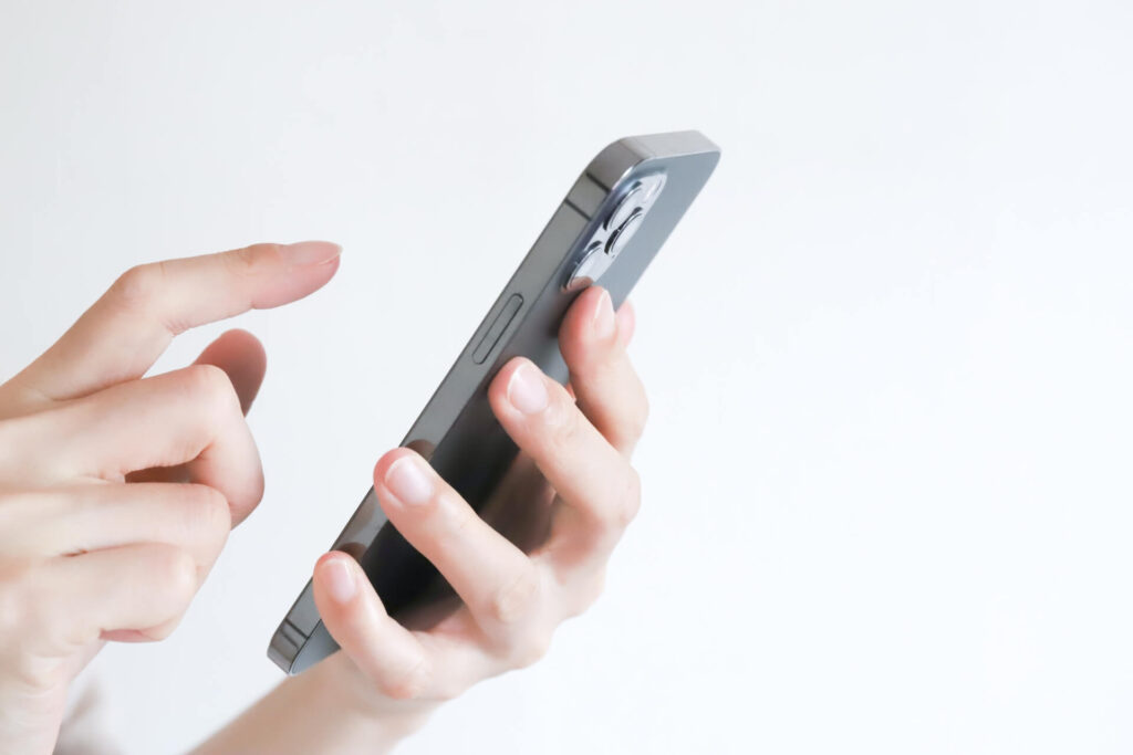 スマホでお問い合わせをしている