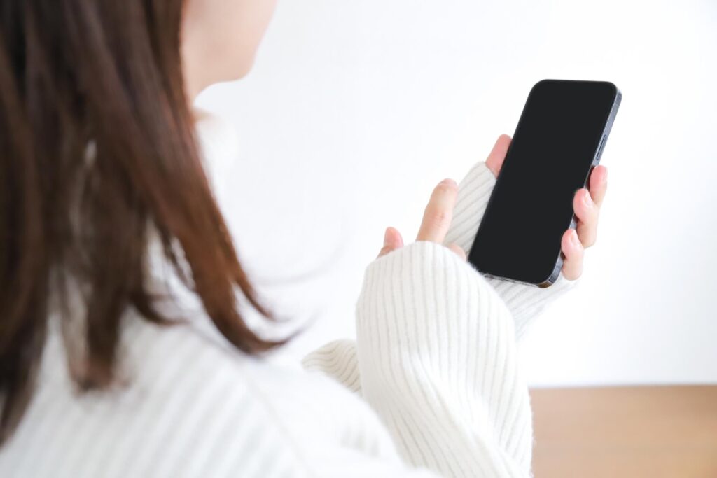 女性がスマホを使用している