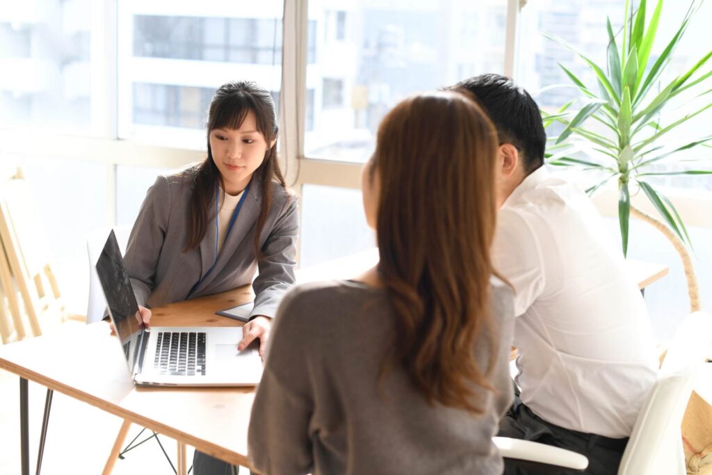 女性社員が説明をしている様子