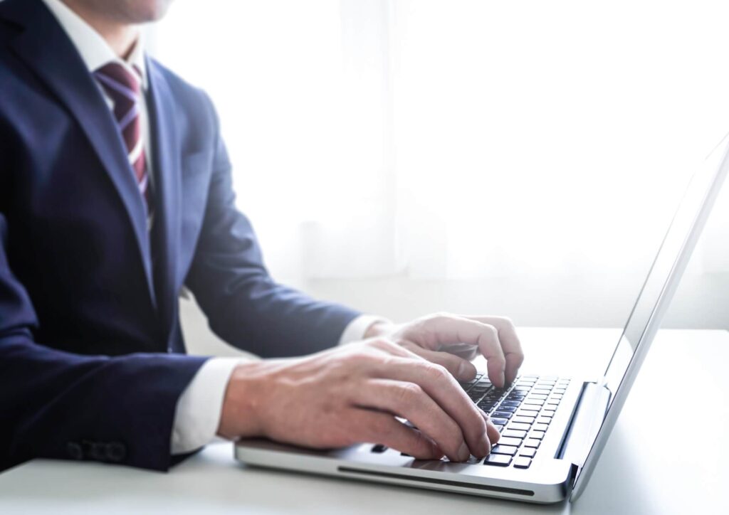 男性社員がデスクワークをしている